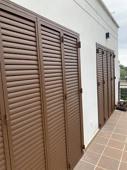 Puerta lamas horizontales